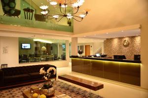 Uma TV ou centro de entretenimento em Hotel Matão By Mercure