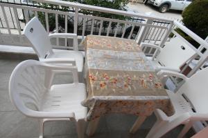 stół i krzesła na balkonie w obiekcie SARTI CENTER studios w mieście Sarti