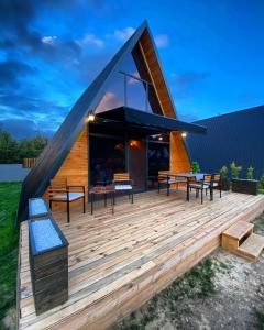 ein Haus mit einer großen Holzterrasse in der Unterkunft Çatı Katı Bungalow & Dome in Çivril