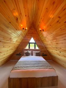 Un pat sau paturi într-o cameră la Çatı Katı Bungalow & Dome