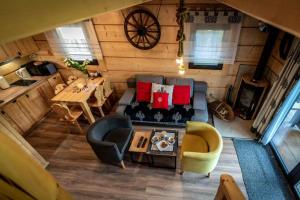 an overhead view of a living room in a tiny house at Domki Góralskie Hawrań i Murań z jacuzzi in Bukowina Tatrzańska