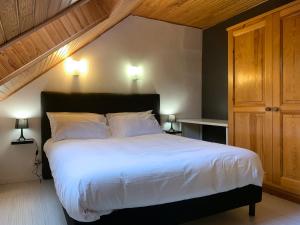 A bed or beds in a room at L'Orée des Pignes