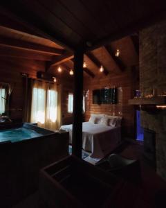 1 dormitorio con 1 cama y bañera en una habitación en Mini spa in chalet bosco, en Cisternino