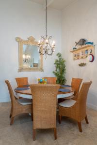 een eetkamer met een tafel en stoelen en een spiegel bij Tiki 216 in South Padre Island