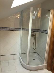 Et badeværelse på Vivienda vacacional De La Prida + 16 billeder