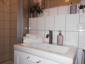 y baño con lavabo y toallas. en Ferienwohnung Am Kurpark, en Bad Klosterlausnitz