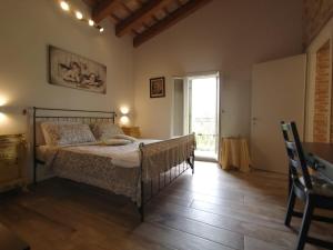 1 dormitorio con cama y ventana grande en Ca' Marin, en Teolo