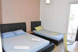 Un pat sau paturi într-o cameră la Apartments Murati