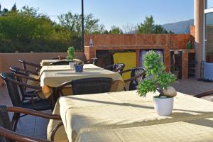 eine Gruppe von Tischen und Stühlen auf einer Terrasse in der Unterkunft Apartments Murati in Ulcinj