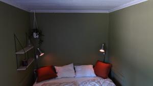 Postel nebo postele na pokoji v ubytování Ekesberget Stugby Retro stuga 9