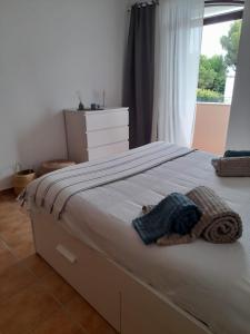 Łóżko lub łóżka w pokoju w obiekcie T1 SolTroia