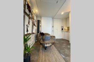 un salon avec un canapé et une table dans l'établissement Tiny Gallery Paris Gare Montparnasse, à Paris 6 autres photos