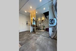 een wasruimte met een wasmachine en een wasmachine bij Tiny Gallery Paris Gare Montparnasse in Parijs