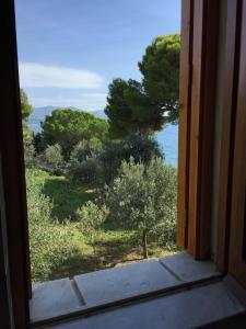una finestra aperta con vista sull'oceano di Il mare fuori casa vacanze a Marina di Casalvelino