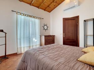Un dormitorio con una cama grande y una ventana en Casa Refugio Do Campo, en Reguengos de Monsaraz