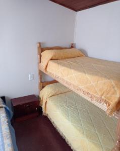 埃爾卡拉法特的住宿－卡拉法特舊旅館，一间卧室配有两张双层床。
