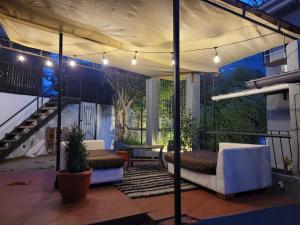 un patio avec un canapé, une table et des escaliers dans l'établissement Hostal Casa Lhotse, à Viña del Mar