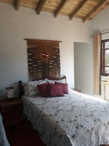 1 dormitorio con 1 cama grande y cabecero de madera en Hibisco Rosa Aluguéis en Araçatuba