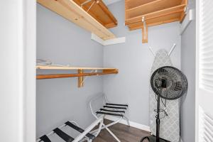 Habitación con ventilador y silla en Home for summer with pool, pool table, outdoor kitchen,patio and balcony, en Houston