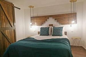 سرير أو أسرّة في غرفة في Cantinho D'aldeia - Casa Rural com Jacuzzi