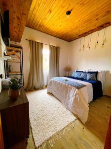 Un pat sau paturi într-o cameră la Encanto do Lagarto