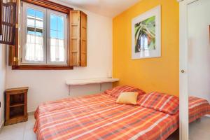 een slaapkamer met een bed en een raam bij Remarkable 2-Bed House in Arona in Arona