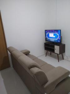 En TV eller et underholdningssystem på Casa de praia no centro de Caraguatatuba