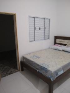 Voodi või voodid majutusasutuse Casa de praia no centro de Caraguatatuba toas