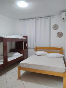 a room with two bunk beds in a room at Luz do Sol Pinheira in Pinheiro