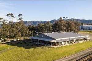 una vista sul soffitto di un grande edificio con tetto di Hunter Valley Resort, Hunter Farm Adventure Centre & 4 Pines at the Farm a Pokolbin