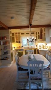 Una cocina con una mesa y sillas en una habitación. en Kvalsund Lodge, en Futrikelv