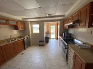 Кухня или мини-кухня в Spacious Villa Al Hamra Village with gulf and Golfcourseview with weekly and monthly stay offers
