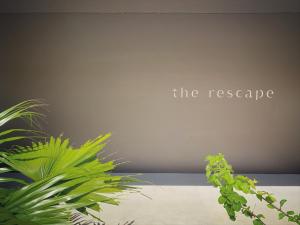 een muur met het reddingsteken en een plant bij The Rescape in Miyako Island