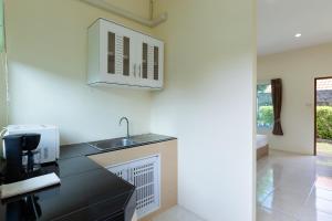 cocina con fregadero y microondas en 1 Bedroom + kitchen Rawaï en Rawai Beach