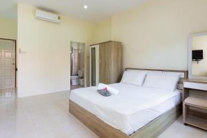 1 dormitorio con 1 cama grande con sábanas blancas en 1 Bedroom + kitchen Rawaï en Rawai Beach