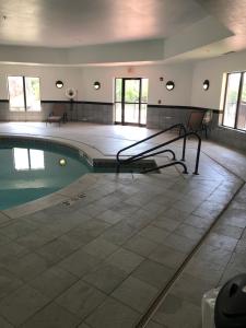 Piscina de la sau aproape de Holiday Inn Express Ponca City by IHG