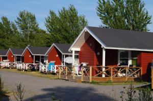 una fila de cabañas rojas seguidas en Hasle Camping & Hytter, en Hasle