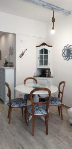 eine Küche mit einem Tisch, 2 Stühlen und einem Tisch in der Unterkunft Casa Paola in Rapallo