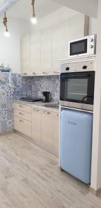 eine Küche mit einem Herd und einer Mikrowelle in der Unterkunft Casa Paola in Rapallo
