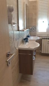 ein Badezimmer mit 2 Waschbecken und einem Spiegel in der Unterkunft Casa Paola in Rapallo
