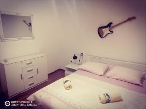 Postel nebo postele na pokoji v ubytování House for rest Ruda + 27 fotografií
