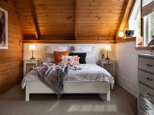 Postel nebo postele na pokoji v ubytování Edessa Lodge