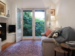 una sala de estar con sofá y una gran puerta corredera de cristal en Haiku, en Daylesford