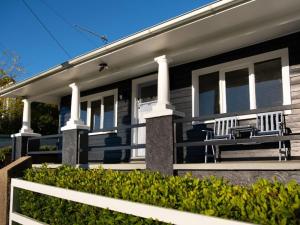 una casa con una valla blanca delante en Cricklewood- 2 bedroom enchanting miner's cottage, en Daylesford