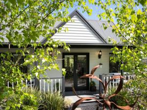 ein Haus mit einer Statue davor in der Unterkunft Cottage 4A - sweet retreat with spa in Daylesford in Daylesford + 4 Fotos