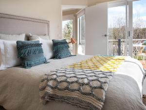 Giường trong phòng chung tại Accolade -3 bedroom, close to Lake Daylesford +5 ảnh