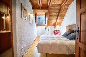 - une chambre avec un grand lit dans une maison dans l'établissement Apartment 3 bedrooms with ski locker and parking at Baqueira-Beret, à Arties
