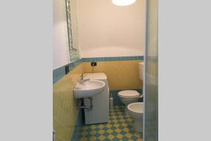a bathroom with a sink and two toilets at splendido appartamento vista mare in Levanto +20 photos