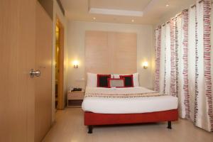 Letto o letti in una camera di Avalon Courtyard Residence Suites
