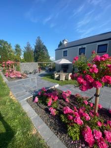 Um jardim no exterior de Inch View Lodge
